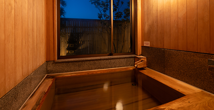 Image d'un grand bain d'observation la nuit
									