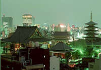 夜の浅草寺